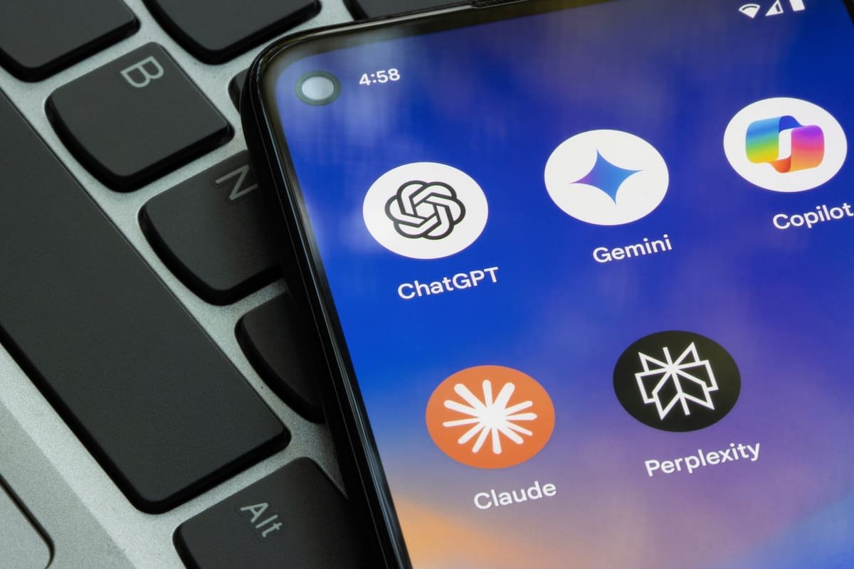 Aplicaciones de ChatGPT, Gemini y otros asistentes de inteligencia artificial en un celular